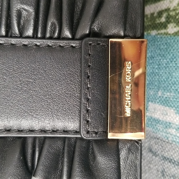 Michael Kors Cute Crossbody In Black With Light Gold Tone Hardware EUC - Picture 5 of 14